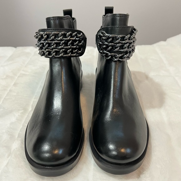 NEW Tory Burch BLOOMFIELD Gunmetal Chain Embellished Black Leather Bootie - Picture 4 of 12